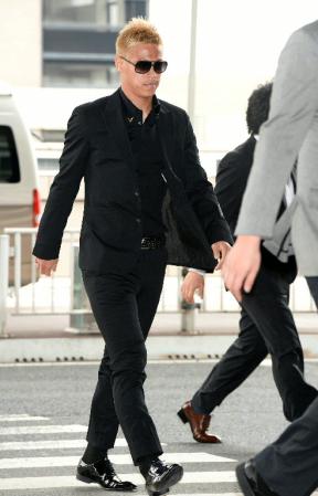 全身を黒でビシッと決め姿を見せた本田圭佑＝成田空港（撮影・北野将市）