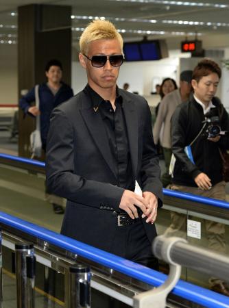 　モスクワへ向けて出発するサッカー日本代表の本田圭佑（撮影・北野将市）