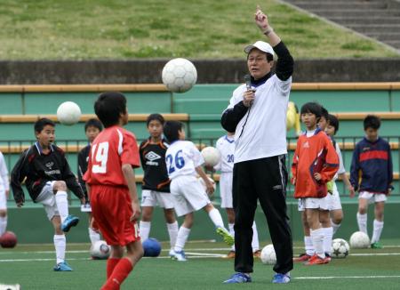 　サッカー教室を開催した釜本氏