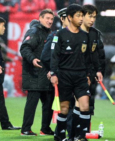 前半終了後、審判に抗議する浦和・ペトロヴィッチ監督＝ＮＡＣＫ５スタジアム大宮（撮影・三好信也）