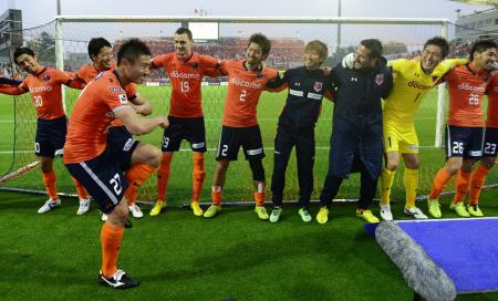 　１８試合無敗記録を決め、大宮イレブンの前で踊る今井（手前）＝撮影・三好信也