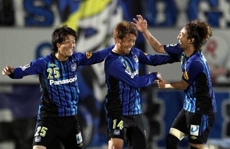 　後半、２点目を決め祝福されるＧ大阪・平井（中央）