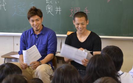 　笑顔で児童の質問に答えるＶ神戸の田代（左）と奥井