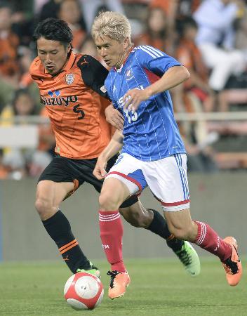　清水-横浜Ｍ　前半、競り合う横浜Ｍ・小林（右）と清水・村松＝アイスタ