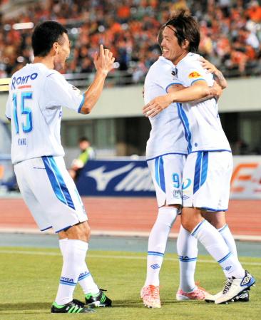 　後半、決勝ゴールを決め、今野（左）らと喜ぶＧ大阪・遠藤（右）