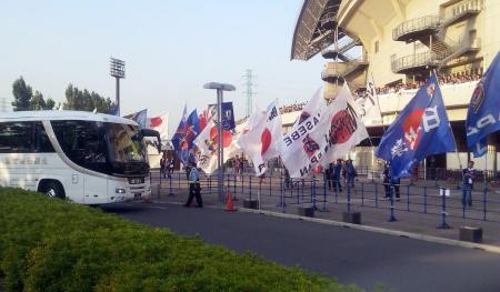 　試合前、スタジアム入りする選手たちを日本サポーターの手による３０本の大フラッグで出迎えた