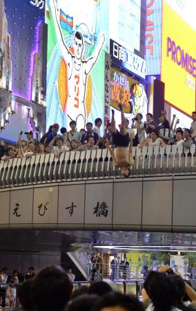 　日本代表のＷ杯出場が決まり、道頓堀川に飛び込む若者＝大阪市中央区