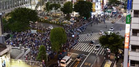 　ＪＲ渋谷駅前のスクランブル交差点は斜め横断歩道が封鎖され駅側に人だかりができる（撮影・北野将市）