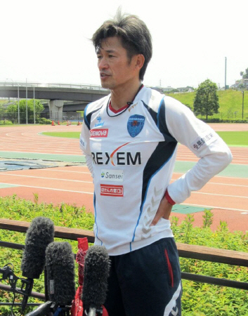 Ｗ杯への思いを語る三浦＝日産フィールド小机