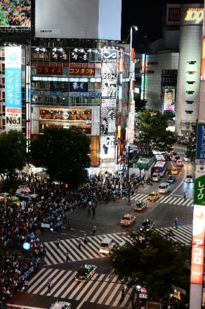 斜め横断が封鎖された渋谷のスクランブル交差点