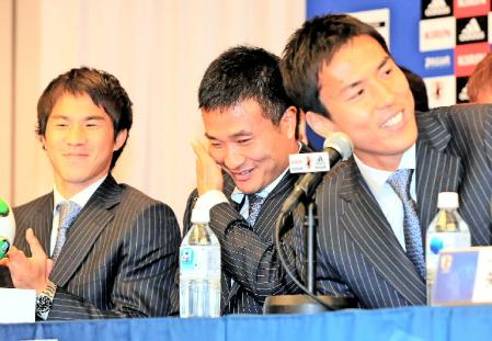 　会見で笑顔の長谷部（右）