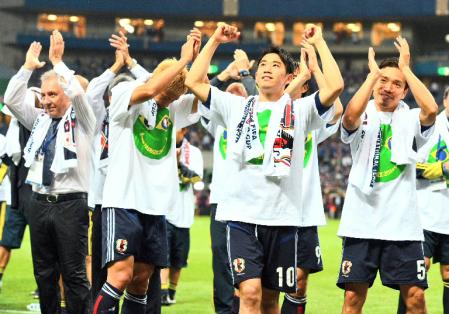 　Ｗ杯出場を決め、ファンの声援に応える香川