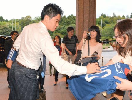 成田入りし、サインを求めるファンに応じる香川