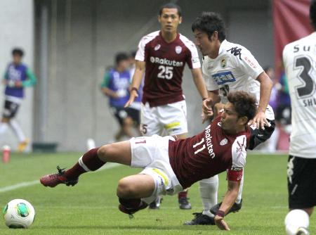 　後半、千葉・谷澤（右）に倒される神戸・田代（撮影・吉田敦史）