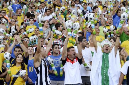 　マラカナン競技場で行われた国際親善試合で、盛り上がるブラジルサポーター＝今月２日（共同）