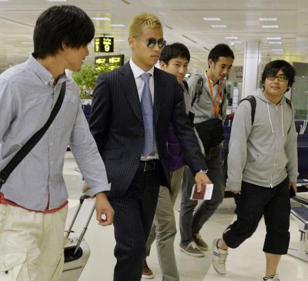 　ブラジルに向けて出発する本田（共同）