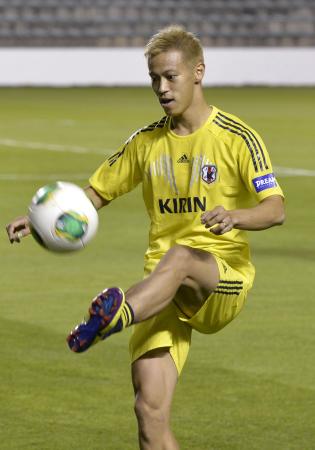 　ブラジル戦に向け、リラックスした表情で調整する本田（共同）