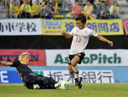 栃木ー神戸　前半３２分、相手ＧＫをかわしてシュートを決める神戸・小川