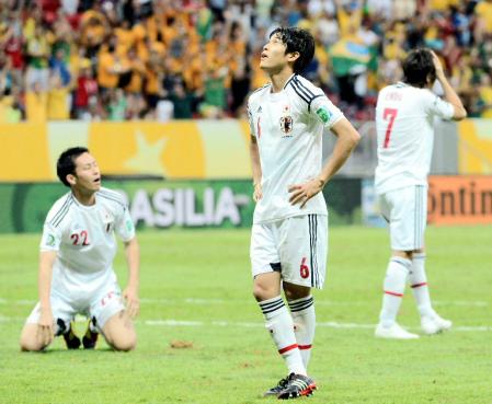 　後半、２点目を許し、ぼうぜんとする内田（中央）と吉田（左）（共同）