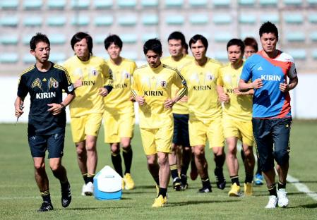 　ブラジル戦から一夜明け、調整する香川（左から４人目）ら日本イレブン＝ブラジリア近郊（共同）