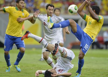 　後半、ゴール前で競り合い、頭から倒れる香川（下）。奥中央は岡崎（共同）