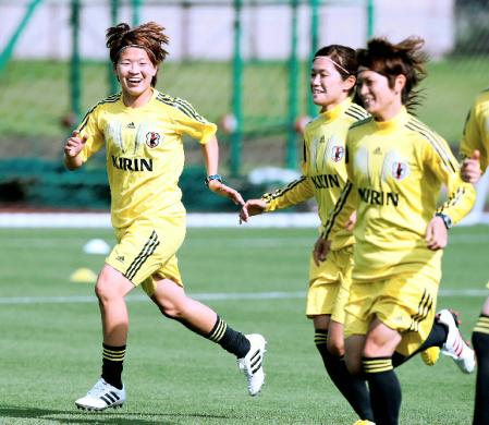 　練習で笑顔を見せるサッカー女子日本代表に復帰した宮間（左）＝佐賀県内