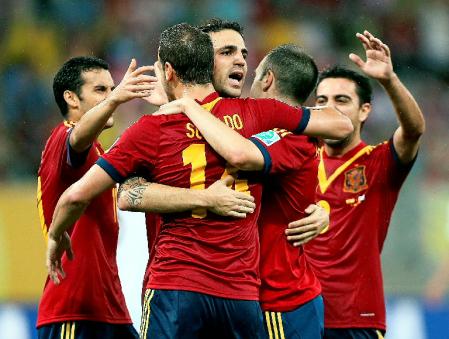 　スペイン‐ウルグアイ　前半、２点目のゴールを決めたソルダド（左から２人目）と抱き合って喜ぶセスク（同３人目）らスペインイレブン＝16日、レシフェ（ゲッティ＝共同）