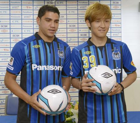 　２年ぶりにＧ大阪に復帰した宇佐美（右）と新加入したロチャ
