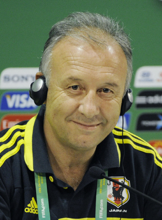 　記者会見で抱負を語る日本代表のザッケローニ監督