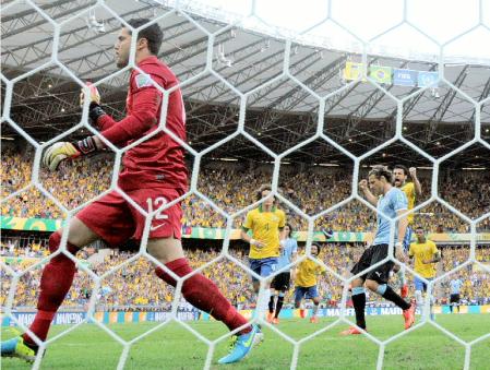 　前半、ＰＫを止められ肩を落とすウルグアイのフォルラン（右奥）と喜ぶブラジルのＧＫジュリオセザール（共同）