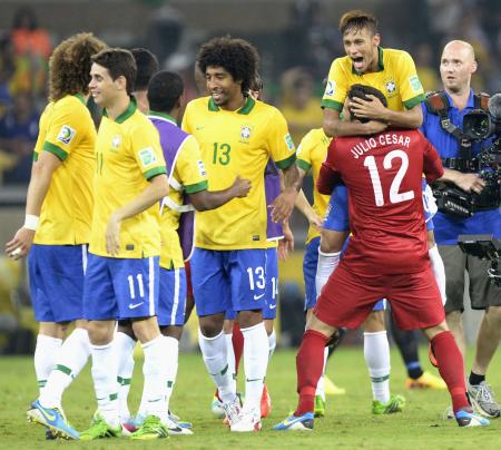 　ウルグアイを破り、ＧＫジュリオセザール（１２）と抱き合って喜ぶネイマールらブラジルイレブン（共同）