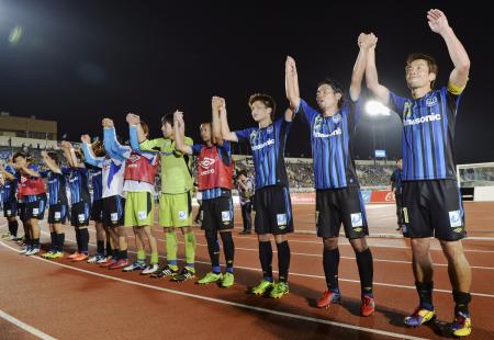 　首位で前半戦を折り返し、サポーターの声援に応えるＧ大阪イレブン