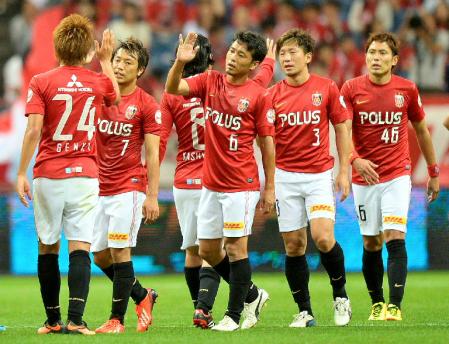 Ｃ大阪と引き分けて準決勝進出を決め、タッチを交わす浦和イレブン