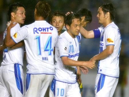 　前半、３点目のゴールを決めた二川（１０）を祝福するＧ大阪・遠藤（右端）