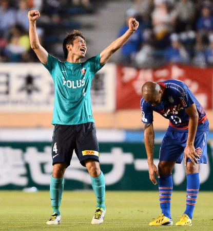 決勝ゴールを決めた浦和・那須は試合終了の瞬間、両拳を突き上げた。右は肩を落とす甲府のウーゴ（撮影・吉澤敬太）