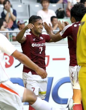 　前半７分、先制ゴールを決め、笑顔を見せる神戸・ポポ（左）＝撮影・峰大二郎