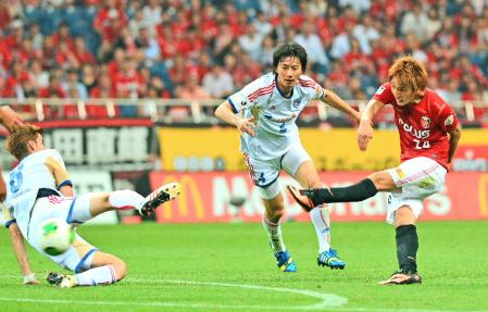 後半、同点ゴールを決める浦和・原口（右）＝撮影・吉澤敬太