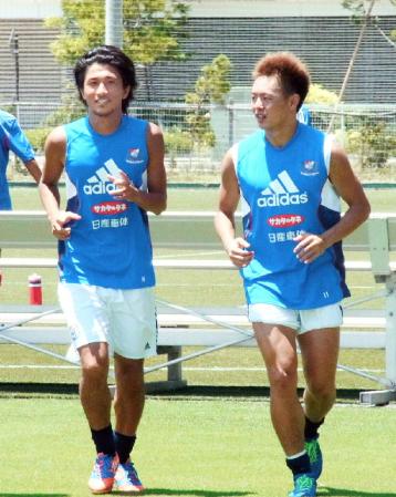 東アジア杯に臨む日本代表メンバーに、代表初招集された横浜ＭのＦＷ斉藤（右）