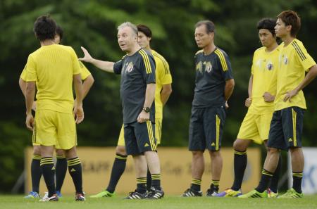 　サッカーの東アジア杯を前に、練習で指示を出すザッケローニ監督（共同）