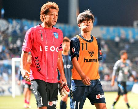 出場はなく、チームも負けを喫し、悔しそうな表情を見せる横浜ＦＣ三浦。左はシュナイダー潤之介（撮影・吉澤敬太）