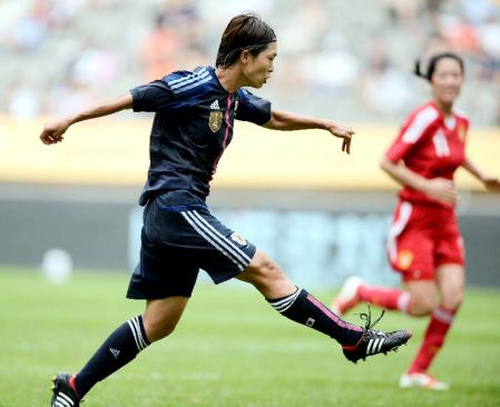 前半、先制ゴールを決める安藤（共同）