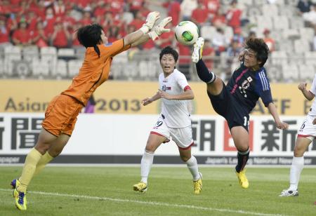 　後半、ゴール前に飛び込む大野（右）（共同）
