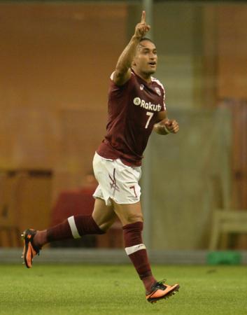 　後半、先制ゴールを決め喜ぶ神戸・ポポ（撮影・保田叔久）