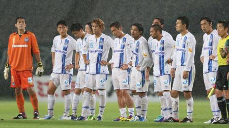 　試合終了間際の失点で東京Ｖと引き分け、肩を落とすＧ大阪イレブン