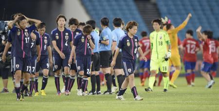 　韓国に敗れて大会３連覇を逃し、肩を落とす日本イレブン（共同）