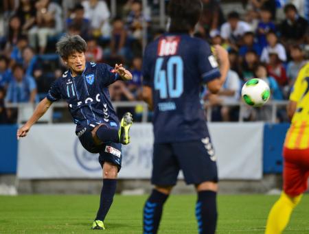　前半、横浜ＦＣ・三浦がＦＫで直接ゴールを狙うも決まらず（撮影・吉澤敬太）