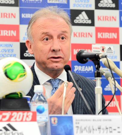 　記者の質問に身ぶりを入れながら説明するザッケローニ日本代表監督＝ＪＦＡハウス（撮影・三好信也）