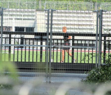 　自主トレをする本田＝都内