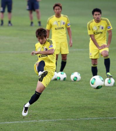 　シュート練習を繰り返す（左から）柿谷、清武、工藤