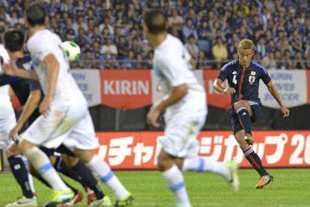 　後半、直接ＦＫを決める本田（撮影・吉澤敬太）